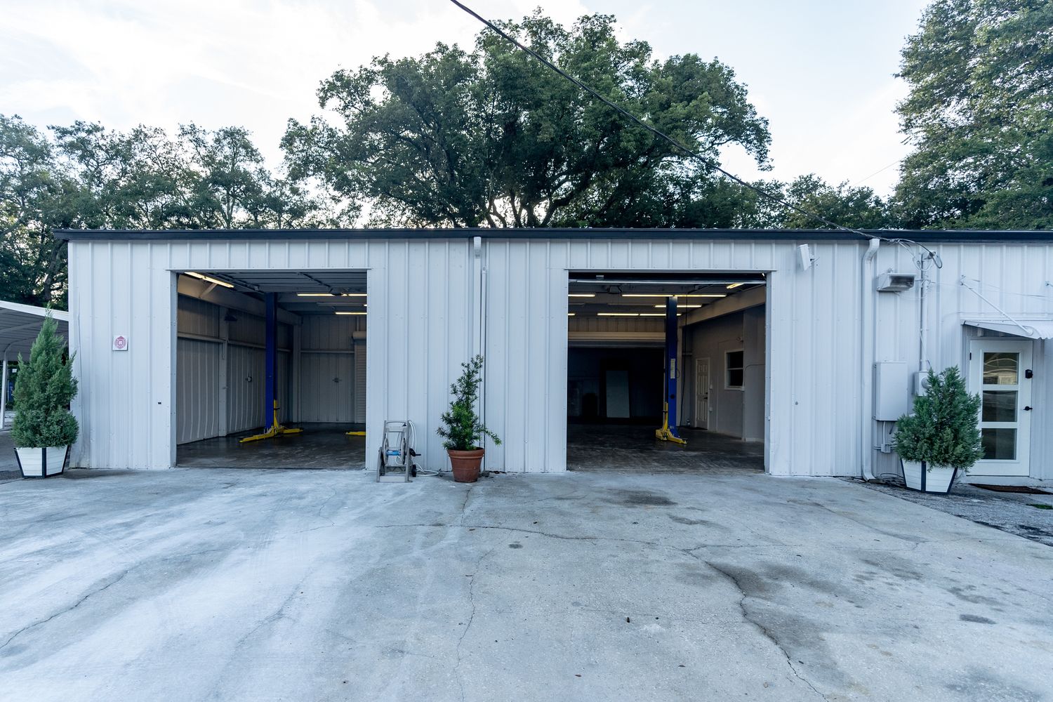 N. Florida Ave Warehouse or Automotive/Office/Showroom- 6,061 SF : 14041 N Florida Ave, Tampa, FL 33613